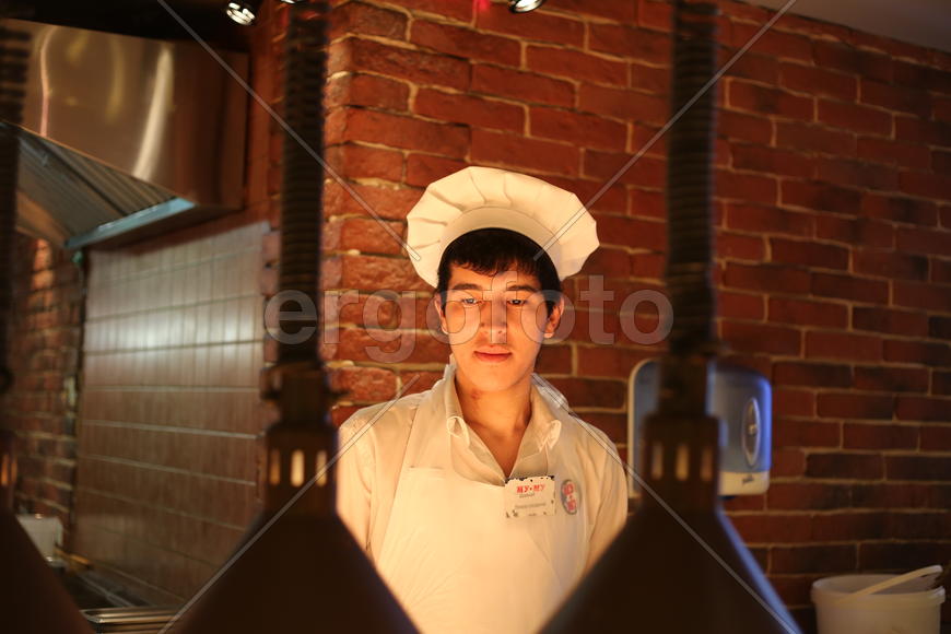 Он стоит на горячем.