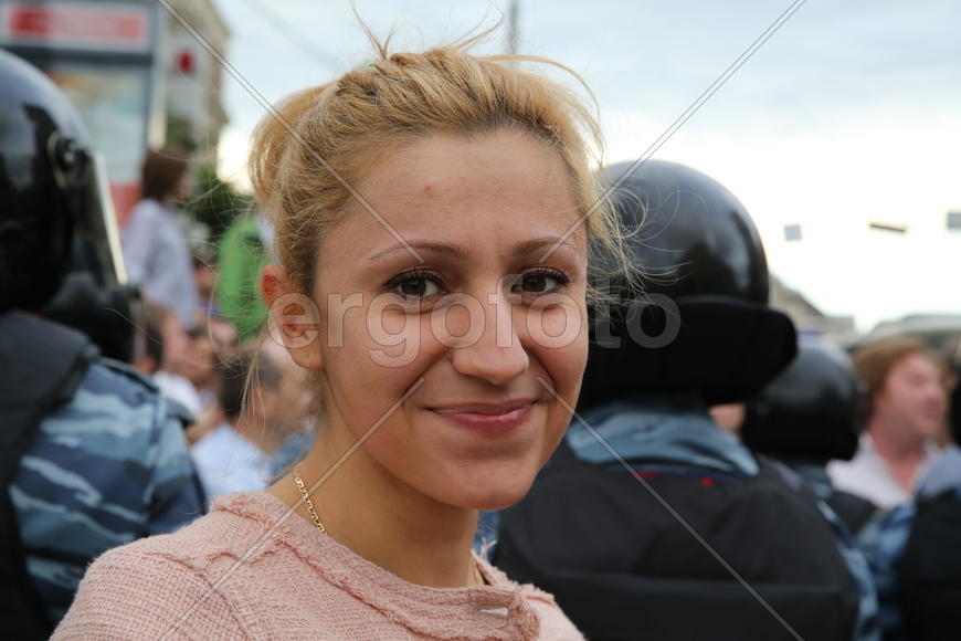 Девушка, митинг, омон