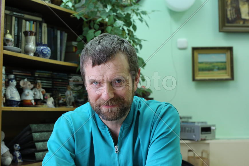 Доктор Савин улыбается.