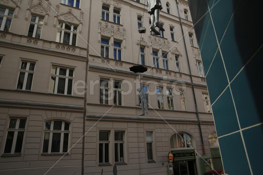 Летящие под зонтиками люди