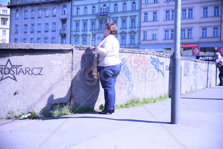 Полная женщина в белом свитере