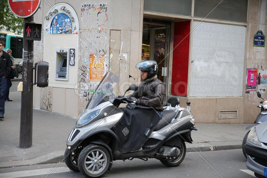 Мотороллер в Париже. 
