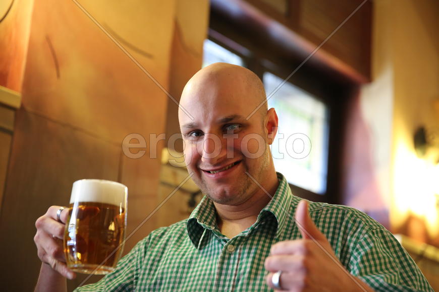 Пражанин с кружкой пива