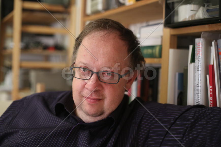 Дитякин думает.