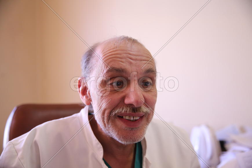 Алшибая улыбается