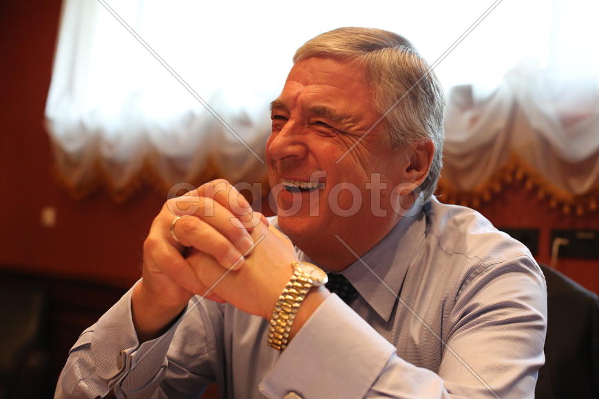 Бородин смеется