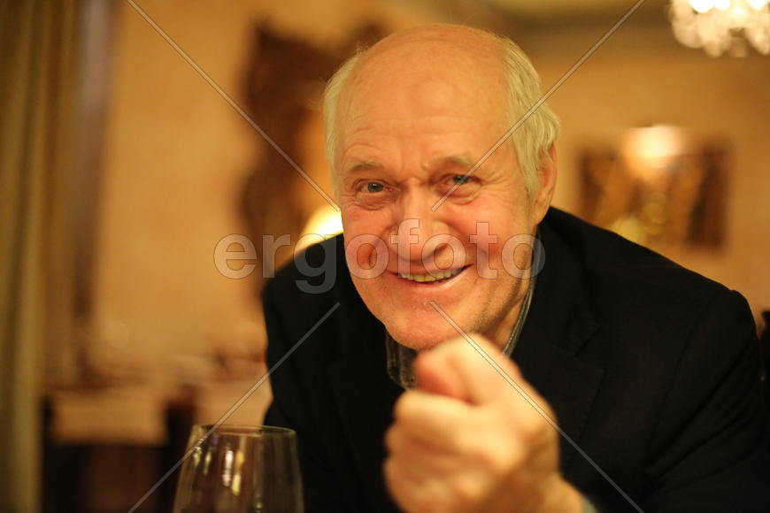 Кому он фигу показывает?