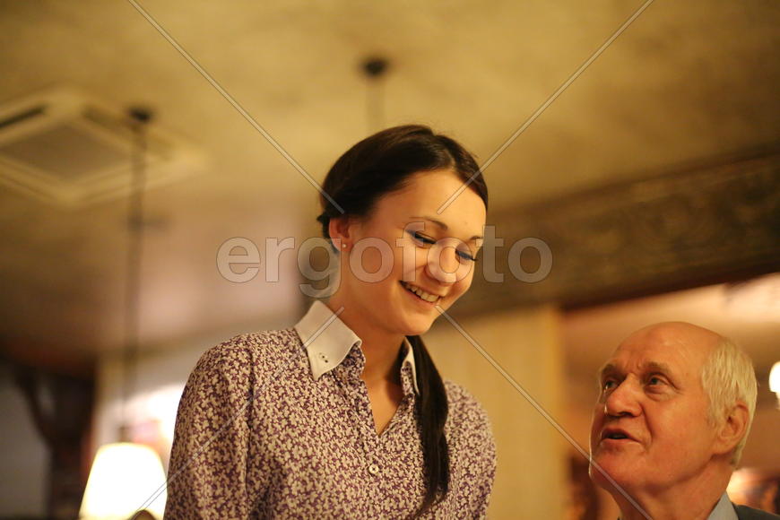 Брячихин и Кристина Забияка официантка ресторана "Ноев ковчег"