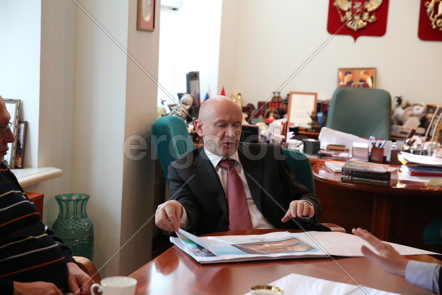 Платонову интересно