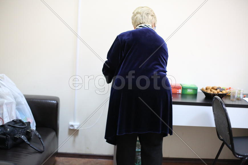 Полная женщина у стола со вкусностями