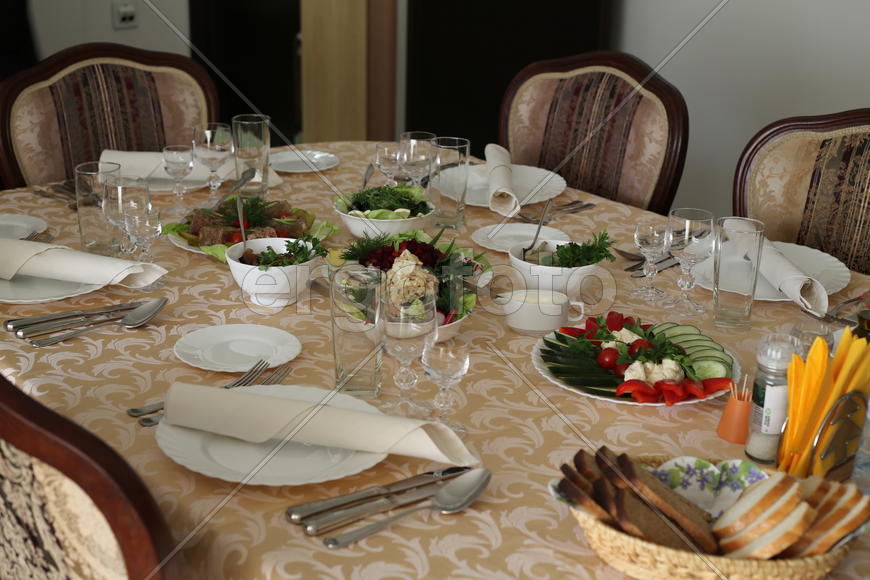 Стол в ожидании гостей