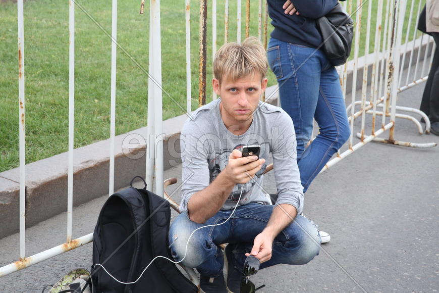 митинг, парень