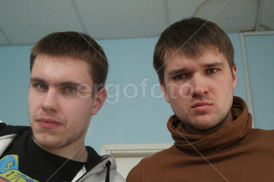 Двое рассерженных.