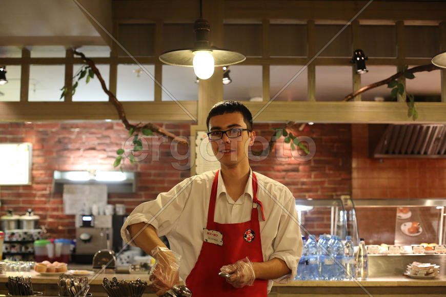 Шахзод улыбается