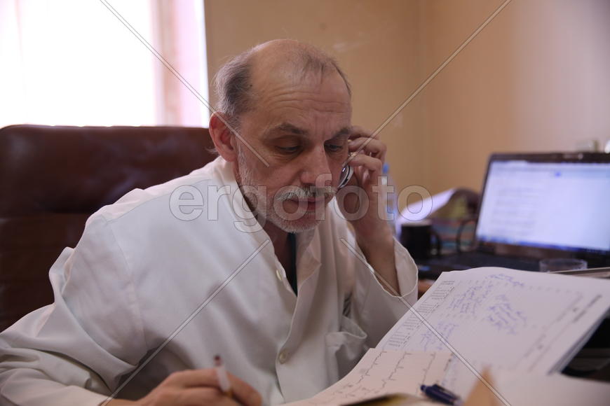 Алшибая говорит по телефону