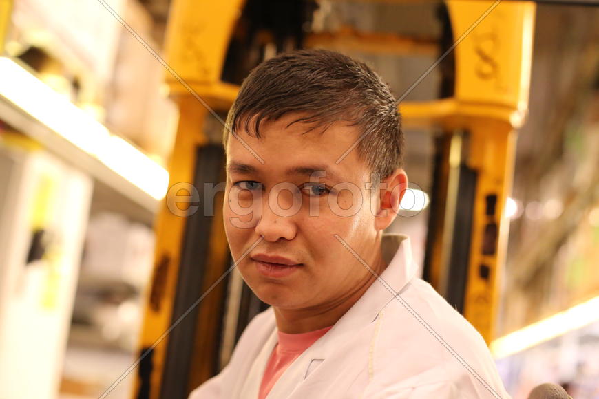 Сотрудник магазина Метро