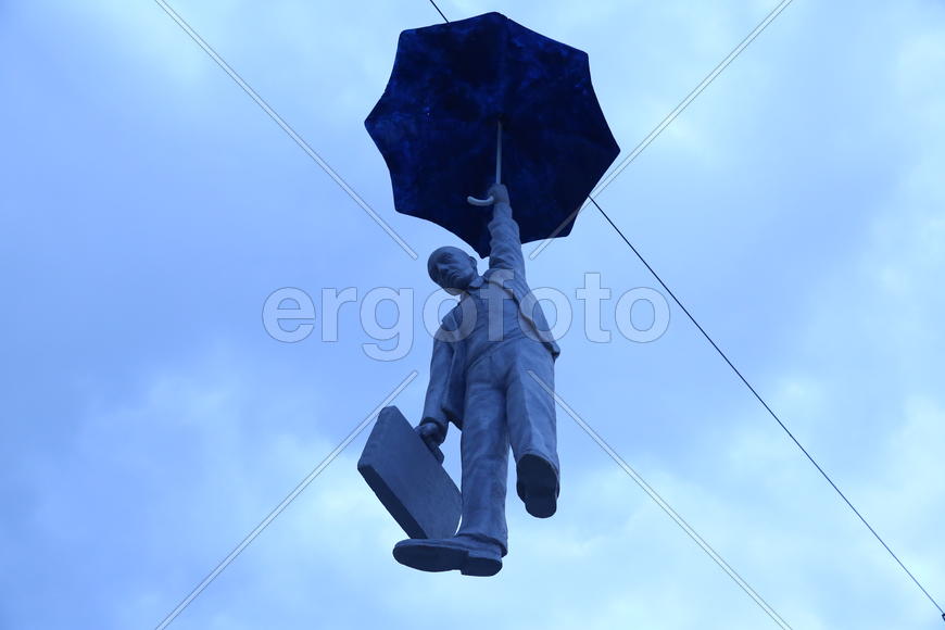 Висящий человек под зонтиком