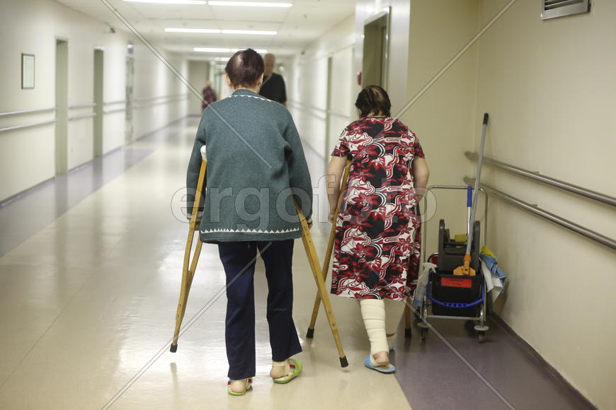 На костылях