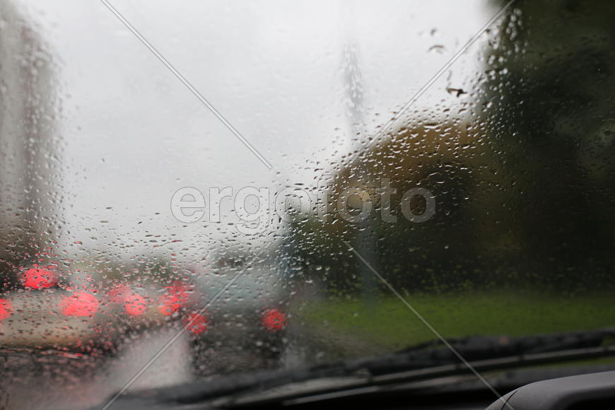 Капли дождя на стекле