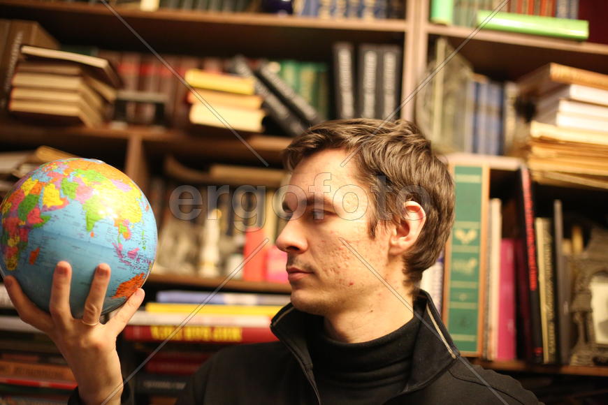 Земной шар на ладони