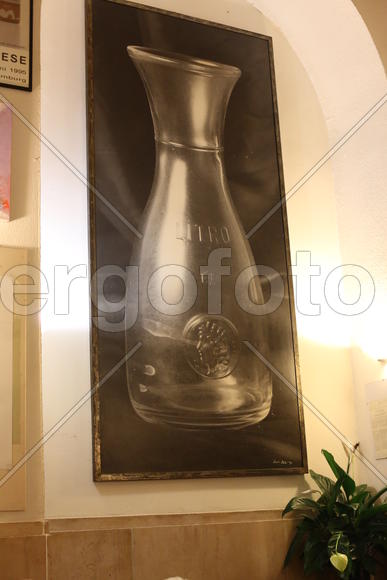 Ваза на стене