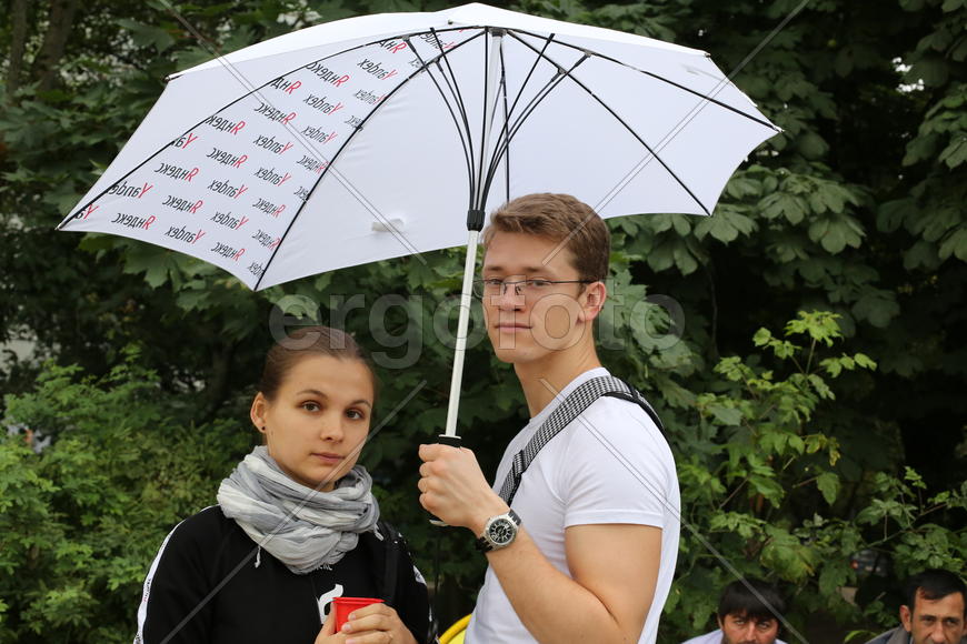 Мы любим друг друга. Зонтик Яндекса. Двое. Любовь. Понимание