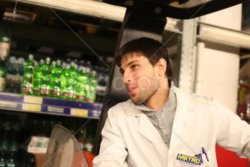 Сотрудник магазина "Metro"
