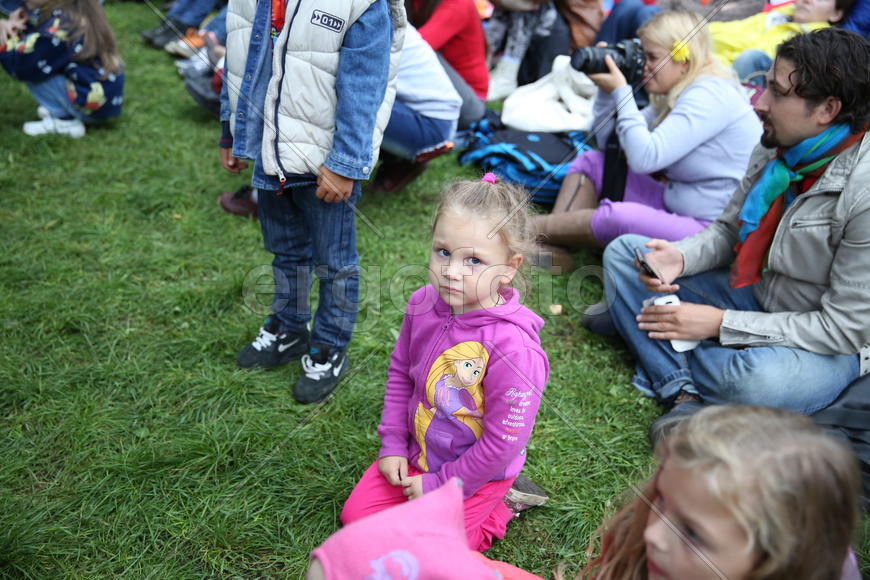 Сокольники, зрители, девочка