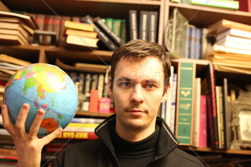 Я держу в руках земной шар!