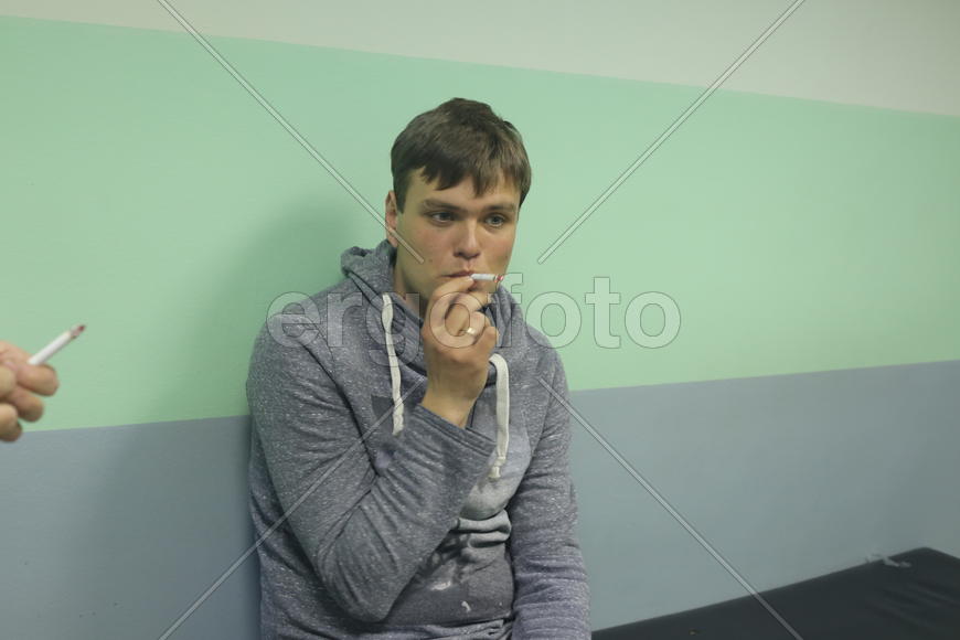 Жив курилка.