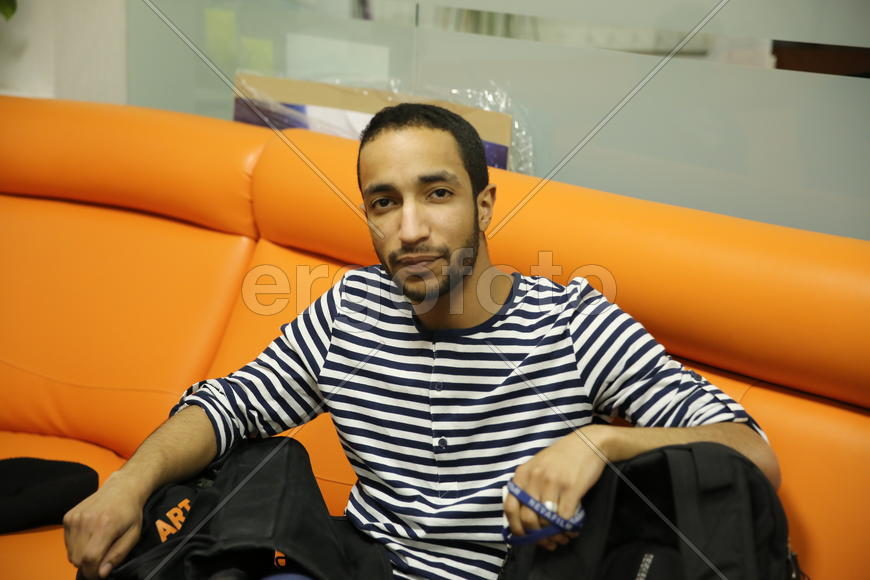 Джордж позирует