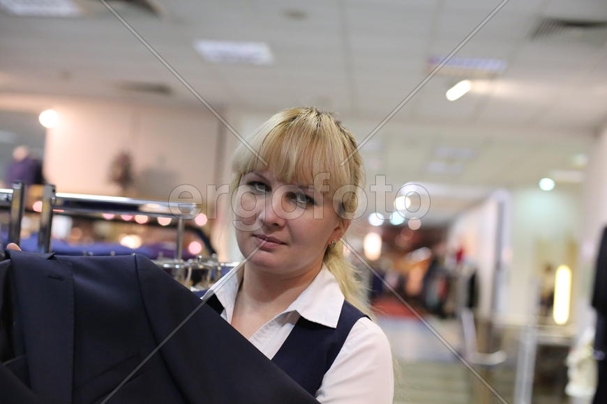 Работает в магазине одежды
