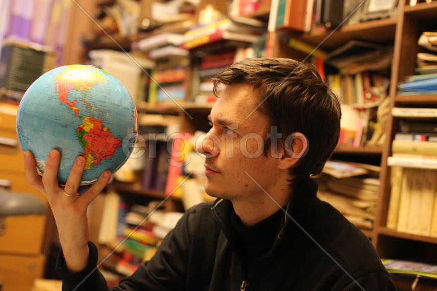 Глобус в руках Митрофанова