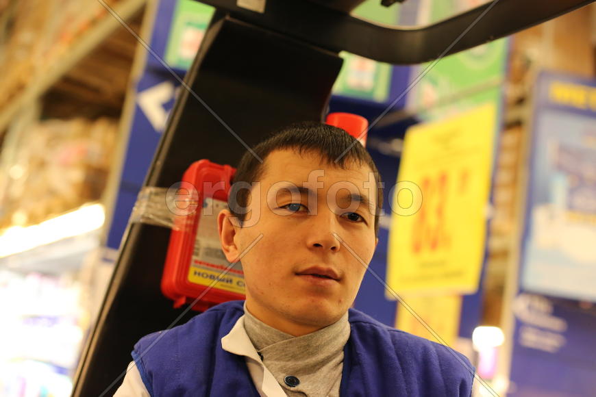 Сотрудник магазина "МЕТРО" задумался