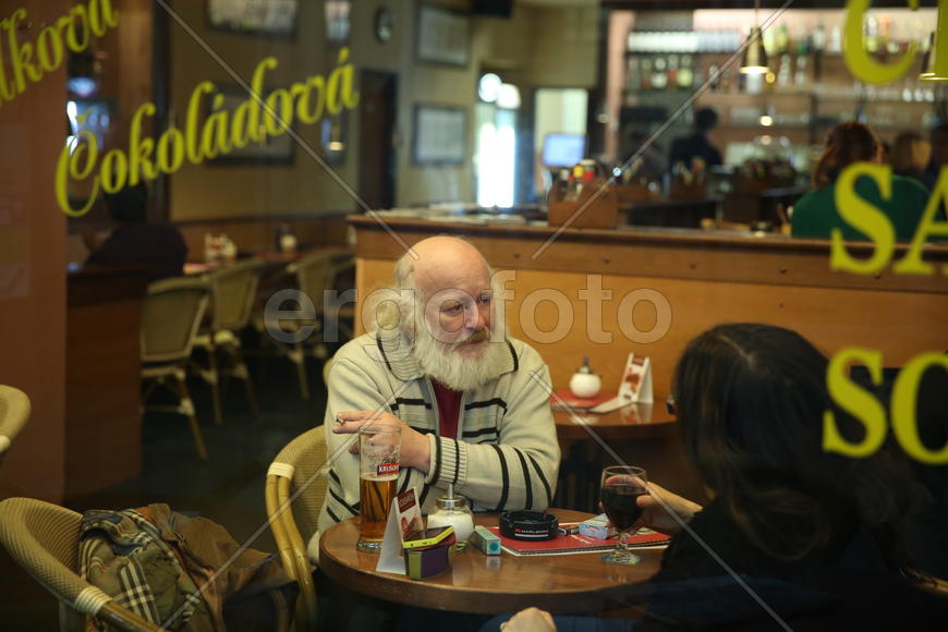 Пражане в кафе