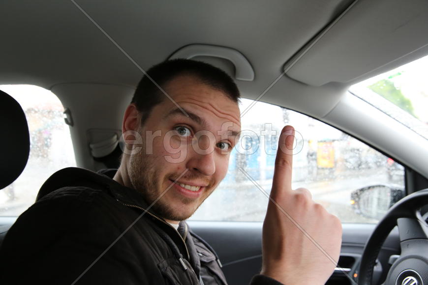 Человек в автомобиле.