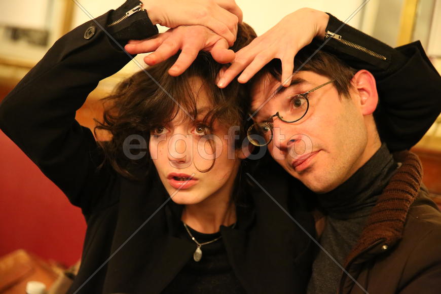 Она актриса, он архитектор.