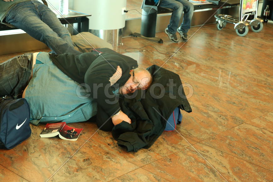 Аэропорт. Короткий сон.