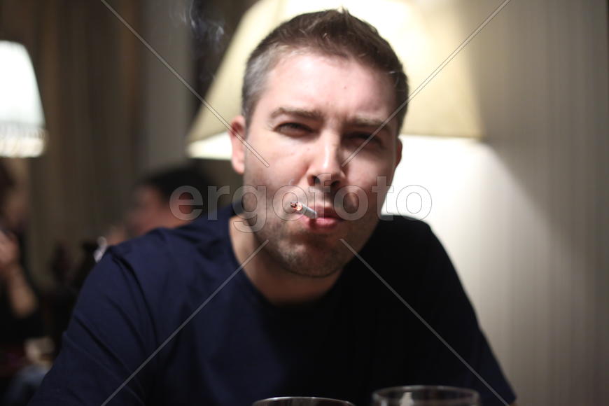 Трухин курит