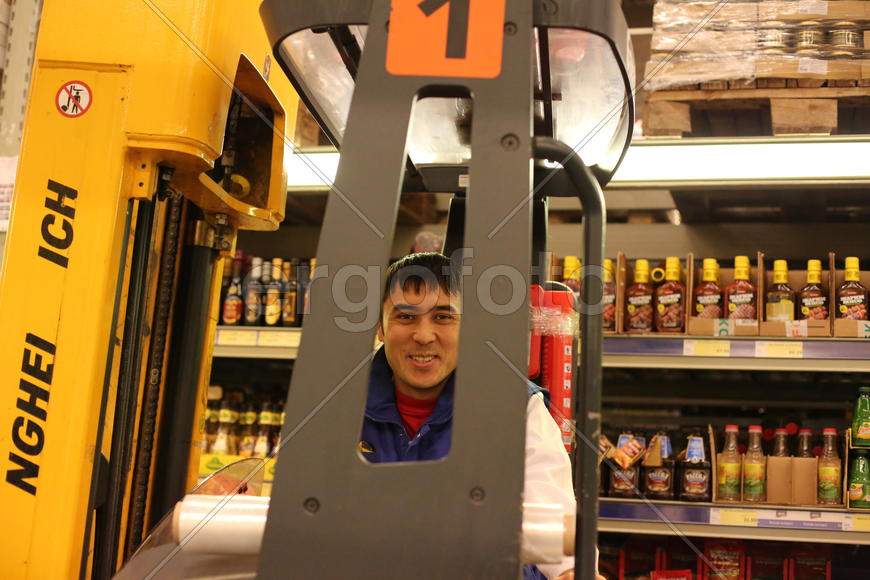 Сотрудник магазина Метро