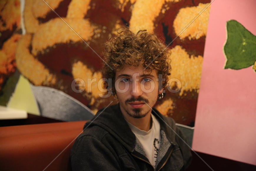 Друг в ночной пиццерии