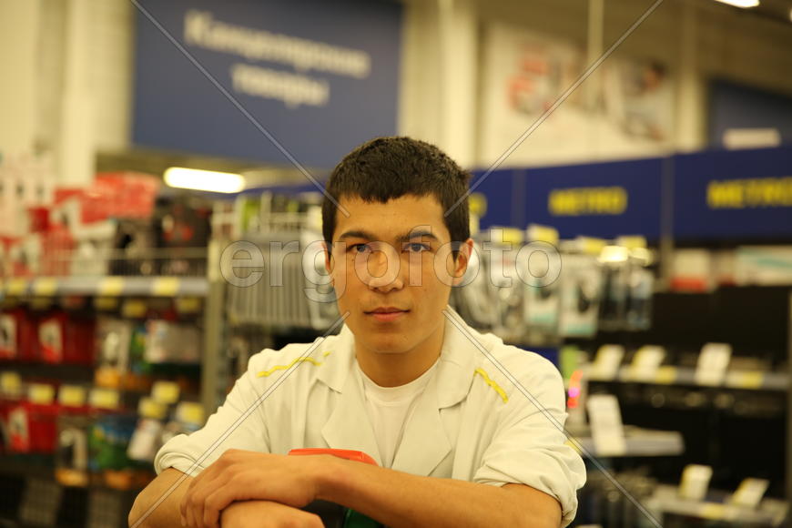 Грузчик в магазине "METRO"