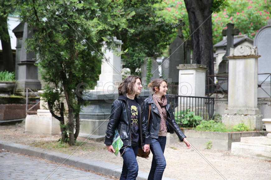 Оптимистки.