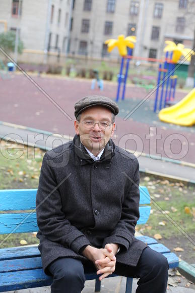 Виктор Батырев на лавочке