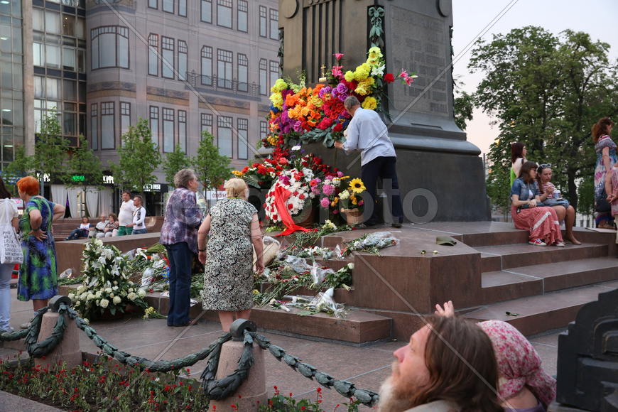 Цветы у памятника Пушкину на Тверской