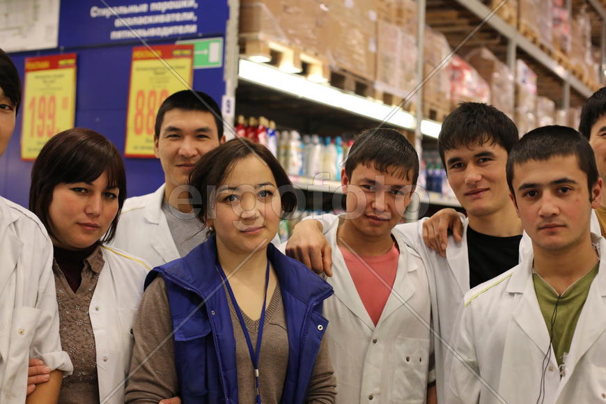 Группа сотрудников магазина "МЕТРО"