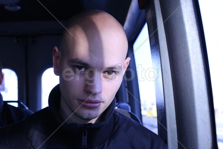 Он едет на маршрутке