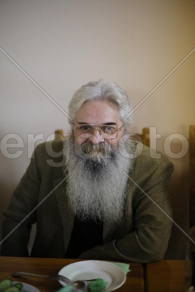 Пожилой человек перед пустой тарелкой