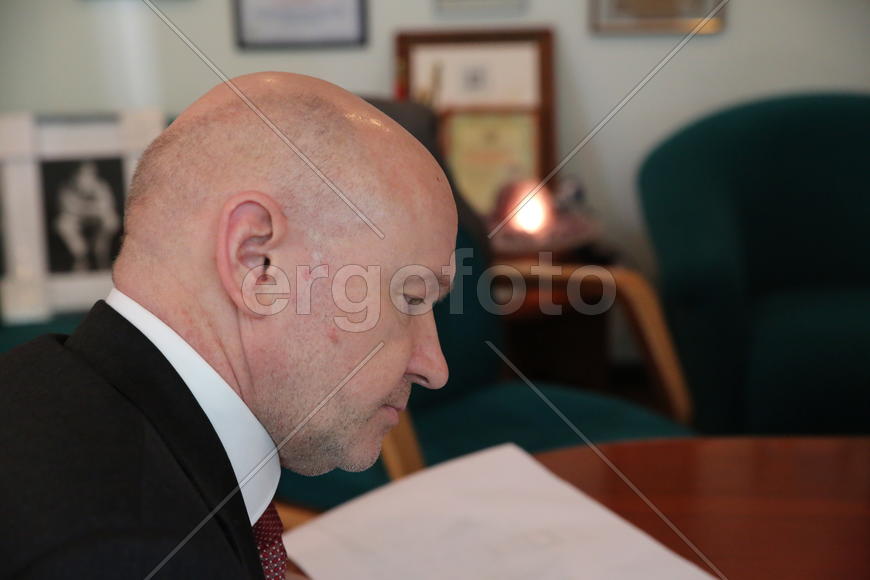 Платонов читает