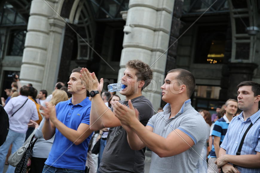 Митинг, люди, руки, аплодируют